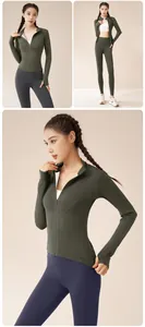Vue détaillée de la veste de yoga vert foncé ajustée et du legging extensible