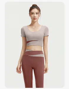 Vorderansicht einer Frau in einem kurzärmeligen farbblockierenden Yoga-Set in Mauve