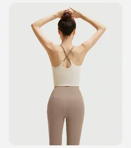 Detailweergave van de gekruiste rug op deze tweekleurige yoga sportset met sportbeha
