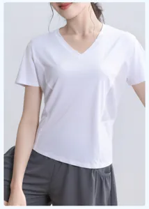 Vista frontal de camiseta deportiva blanca con cuello en V y detalles de malla.