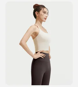 Zijaanzicht van de beige sport-bh en de donkerbruine yoga-leggings met hoge taille