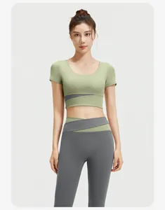 Vorderansicht Detail eines farblich abgesetzten nahtlosen Yoga-Sets mit hoher Elastizität.