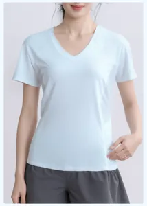 Detalle de camiseta deportiva para mujer con panel de malla para fitness y yoga