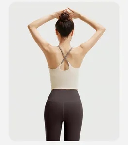 Achteraanzicht van een tweedelige yogaset met gekruiste sportbeha en lange leggings