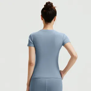 Vista posteriore di maglietta da yoga celeste ad alta elasticità e leggings sportivi.