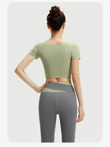 Rückansicht eines farblich abgesetzten Yoga-Sets mit grünem Crop-Top und grauer Leggings.