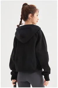 Vue arrière d'un sweat à capuche noir épais avec doublure en polaire et coupe ample