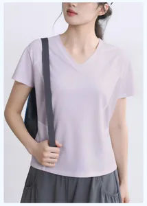 Detalle de camiseta deportiva transpirable para mujer con paneles de malla