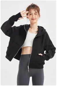 Détail d'un mannequin asiatique portant un sweat à capuche noir doublé de polaire sport