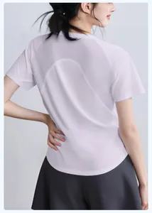 Detalle de la espalda de malla transpirable en camiseta deportiva lavanda.