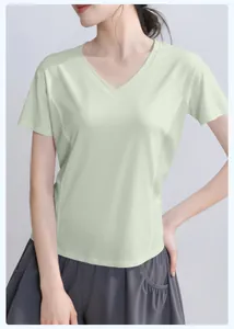 Camiseta deportiva verde claro con cuello en V y paneles de malla