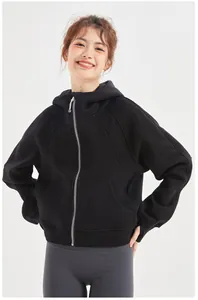 Vue de face d'un sweat à capuche noir zippé ample avec doublure polaire douce