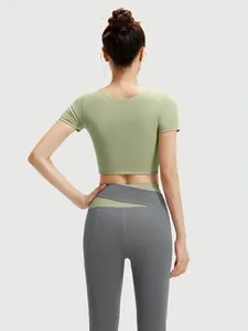 Rückansicht eines hellgrünen Crop-Tops und grauer Leggings-Yoga-Sets aus hochdehnbarem Stoff.