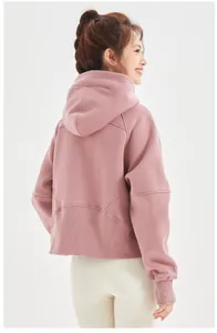 Vue arrière d'un sweat à capuche rose en polaire pour femme avec des coutures stylisées