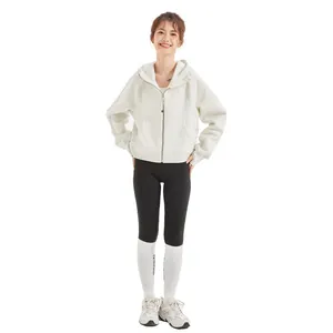 Photo de studio d'un sweat à capuche zippé oversize gris clair pour femmes avec poche