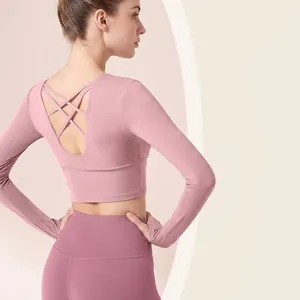 Set yoga rosa a maniche lunghe con design a incrocio sulla schiena e imbottitura