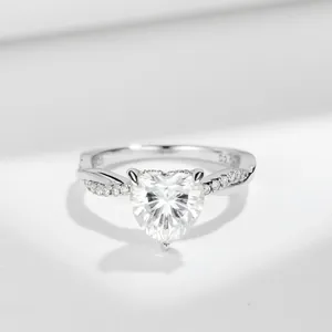 Detailaufnahme eines 2-Karat-Moissanit-Verlobungsrings in Herzform aus S925 Silber