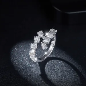Λεπτομέρεια δαχτυλιδιού S925 με moissanite σε κοπή αχλαδιού και σμαραγδιού