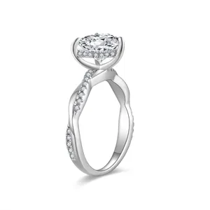 Eleganter 2 Karat Moissanit Verlobungsring in Herzform mit gedrehtem Pavé-Band.