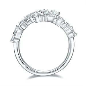 Κομψό δαχτυλίδι από ασήμι S925 με πέτρες moissanite σε διάφορα σχήματα, πλάγια όψη