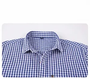 Nahaufnahme des Kragens eines klassischen blau-weiß karierten Baumwollhemdes für Herren.