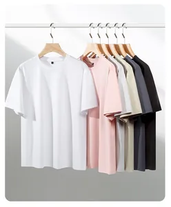 Selezione di t-shirt da uomo a maniche corte in cotone mercerizzato su grucce in legno.