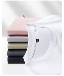 Dettaglio ravvicinato dello scollo e della trama della t-shirt in cotone per uomo