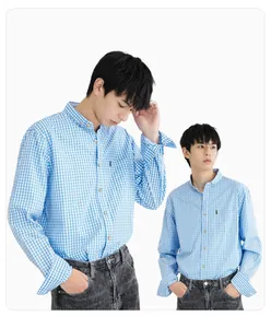 Detailansicht eines blau-weiß karierten Herren-Langarmhemds mit Button-Down-Kragen.