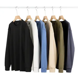 Felpe girocollo casual a maniche lunghe da uomo in vari colori esposte su grucce