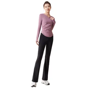 Eng anliegendes Yoga-Set für Damen mit lila V-Ausschnitt Oberteil und schwarzer Schlaghose