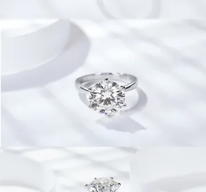 Gros plan d'une bague en moissanite de 5 carats avec serti classique à six griffes en argent S925.