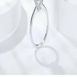 Vue détaillée d'une bague moissanite de 5 carats à 6 griffes avec finition argentée