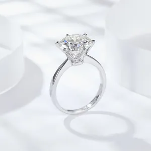 Bague solitaire classique à six griffes avec une moissanite de 5 carats taille brillant