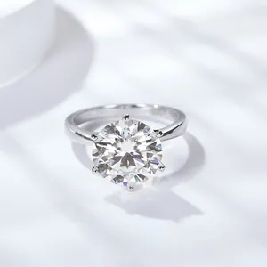 Bague élégante en moissanite à six griffes avec une pierre ronde brillante de 5 carats.