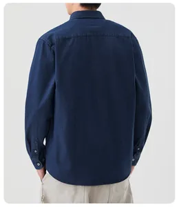 Vue arrière d'une chemise en jean bleu foncé montrant les coutures et la texture