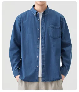 Détail de face d'une chemise en jean bleue à manches longues pour homme avec poche
