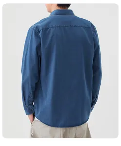 Vue arrière d'une chemise en jean bleue à manches longues pour hommes en coton