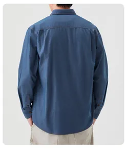 Achteraanzicht van een klassiek blauw denim overhemd met lange mouwen voor heren