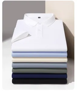 Eine Kollektion atmungsaktiver Herren-Poloshirts in verschiedenen sommerlichen Farben