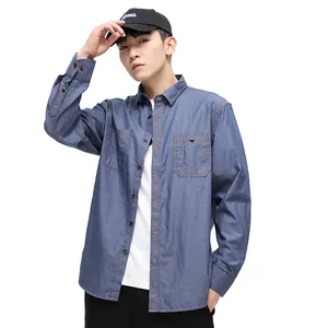 Klassiek blauw casual herenoverhemd met lange mouwen in denimstijl op witte achtergrond