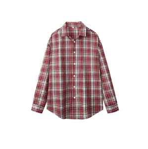 Vue de face d'une chemise décontractée à manches longues à carreaux rouges et blancs