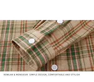 Gros plan détaillé du poignet d'une chemise à carreaux beige avec des boutons blancs