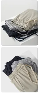 Detalle de pantalones de seda de hielo para hombre con textura en la cintura elástica
