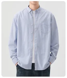 Détail d'une chemise à manches longues en coton Oxford à rayures bleues et blanches