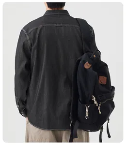 Vista posteriore di una camicia di jeans grigio scuro slim fit da uomo con cuciture a contrasto.