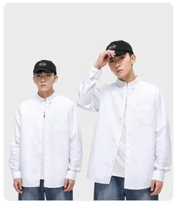 Détail d'une chemise à manches longues en coton blanc pour homme avec col boutonné.