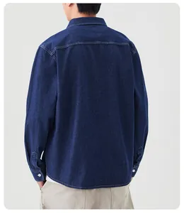 Vue arrière détaillée d'une chemise en jean bleu foncé minimaliste pour hommes.