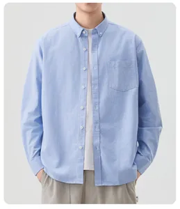 Vue détaillée de face d'une chemise Oxford en coton bleu clair à manches longues pour homme
