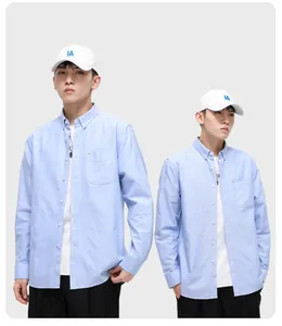 Vue détaillée de face d'une chemise en coton à manches longues bleu clair pour homme