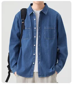 Détail d'une chemise en jean bleue pour homme avec doubles poches et boutons blancs
